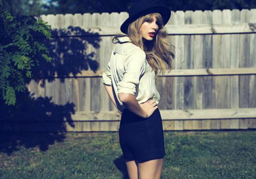 Taylor Swift Blond Wide HD Wallpaper