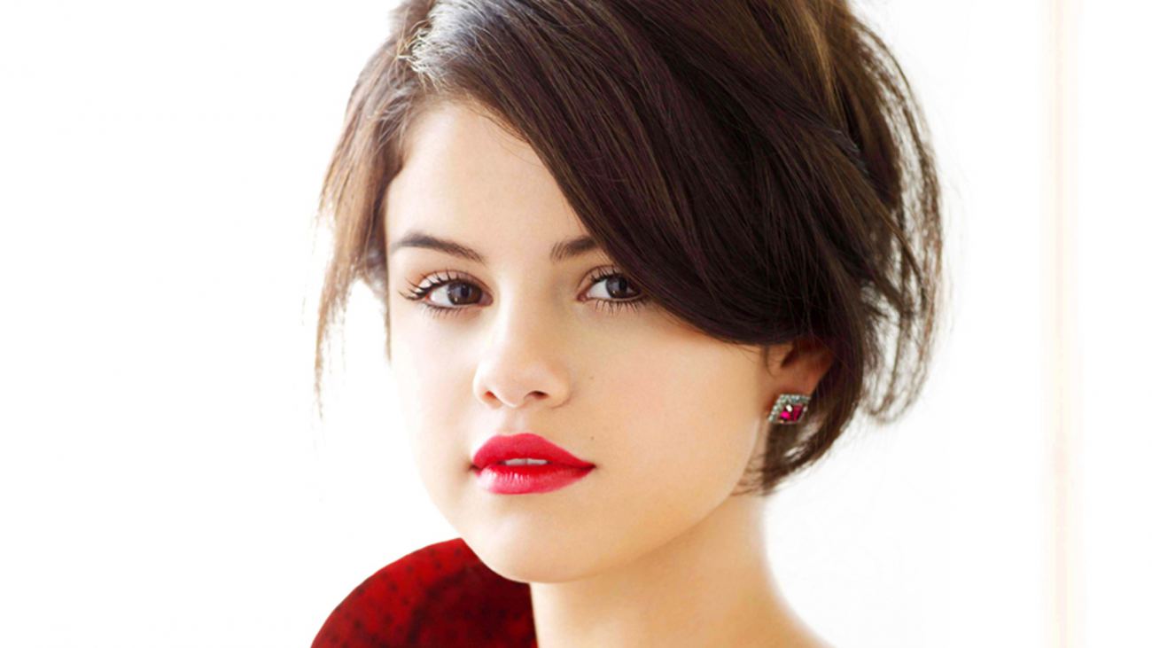 Red Lips Selena Gomez HD Desktop Wallpaper