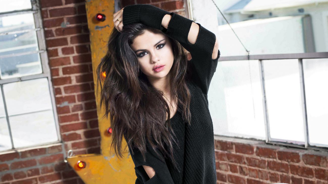 Stunner Selena Gomez HD Wallpaper